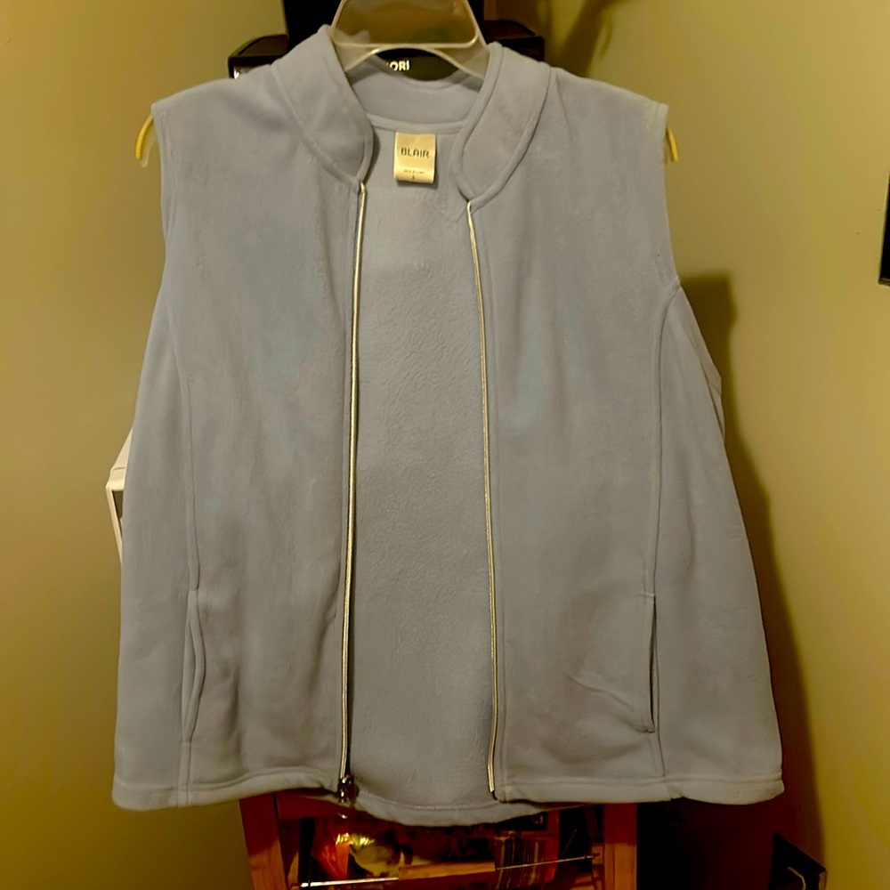 BLAIR vest large, polyester, soft it’s like can explain it like a Feliz material